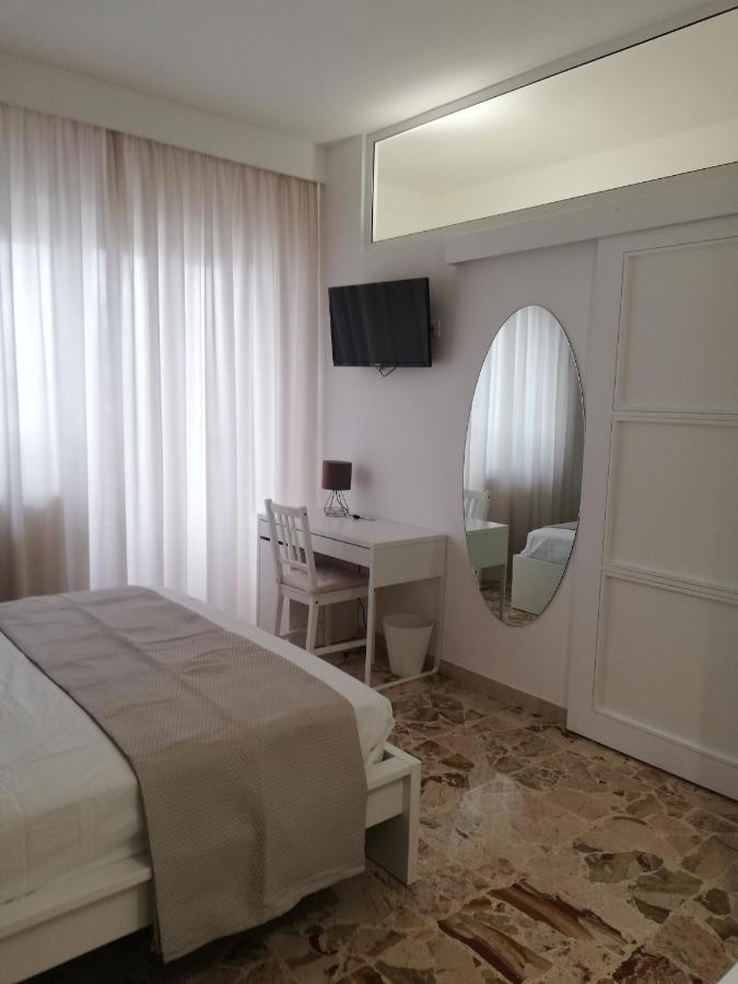 Готель Ostuni Crispi House Екстер'єр фото